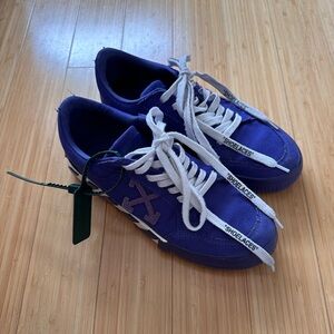 Off-White Low Vulcanized Canvas Arrow Sneaker